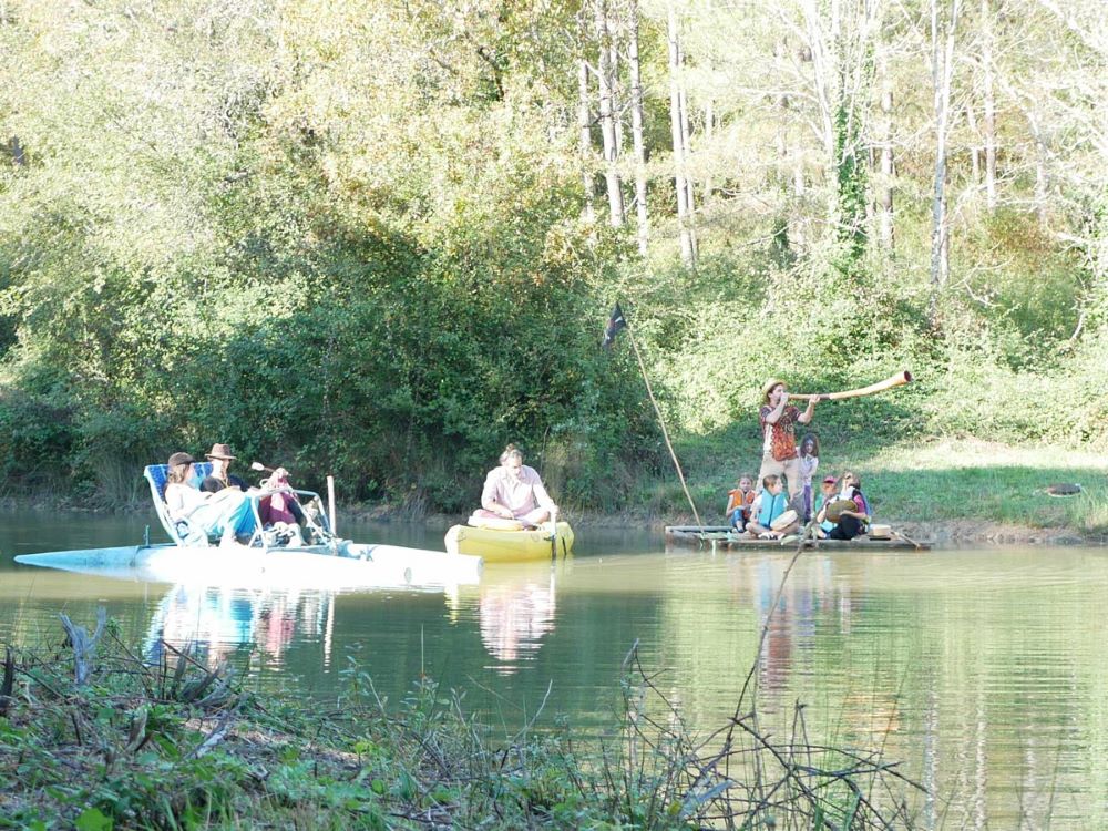 Des barques sur le lac de la Forêt d'Écotone